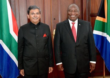 High Commissioner Shri Prabhat Kumar, on 4 October 2023, presented his Letters of Credence to H.E. Cyril Ramaphosa, President of the Republic of South Africa at the Sefako Makgatho Presidential Guesthouse in Tshwane.