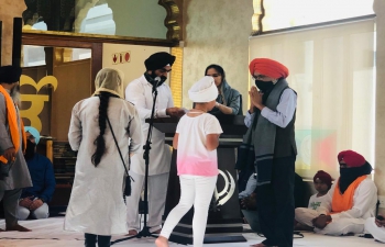On occasion of 551 birth anniversary of Guru Nanak Dev Ji , High Commissioner visited  Gurudwara in Johannesburg and  distributed motivational prizes to children who recited Shabad Keertan during the 3-day ceremony.